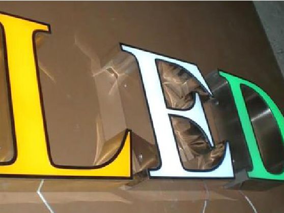 武平介绍LED招牌的基础知识。